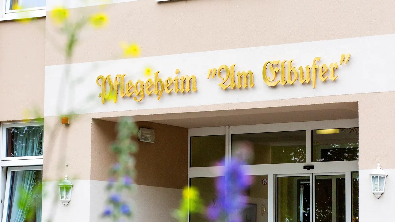 Pflegeheim „Am Elbufer“, Eingang