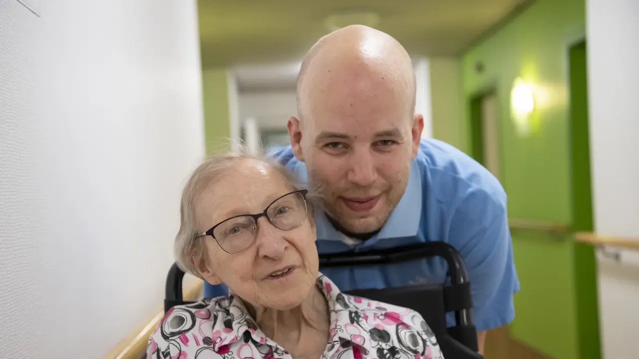 Pflegekraft mit Bewohnerin im Haus Sophienhof